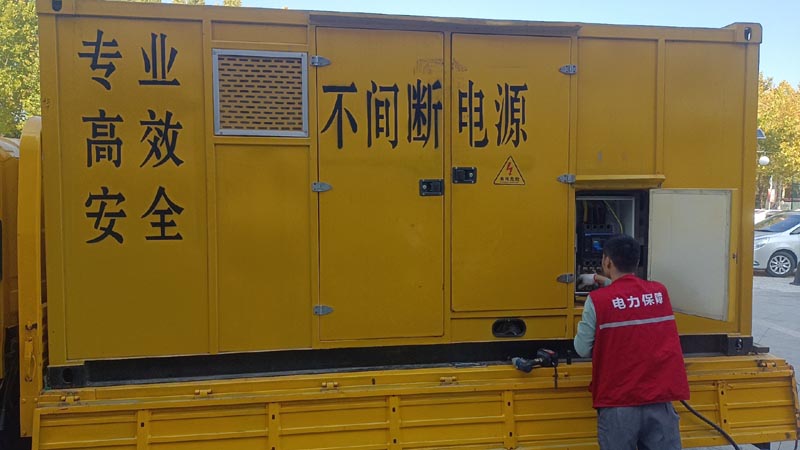 泰兴柴油发电机组和UPS电源配合使用时，如何避免切换过程中的电力中断？